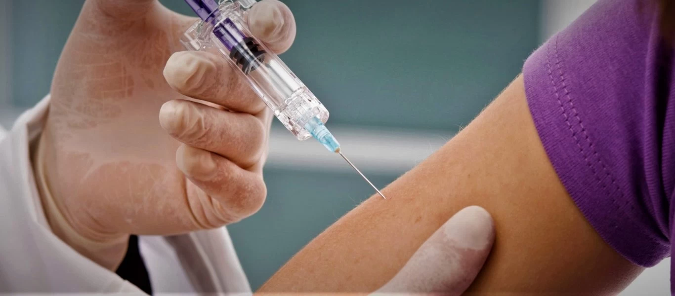Εμβόλιο κατά του κορωνοϊού: Το απορρίπτει ή «θα περιμένει για να το κάνει» το 61% των πολιτών σε νέα δημοσκόπηση
